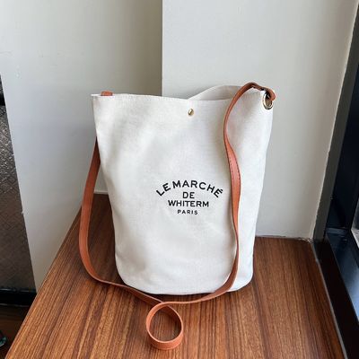 Le dernier sac de poche féminin en toile moyenne à la mode pour l'été 2024