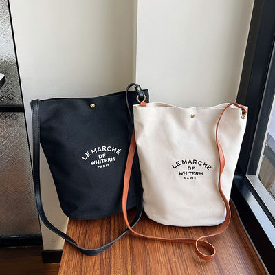 Le dernier sac de poche féminin en toile moyenne à la mode pour l'été 2024