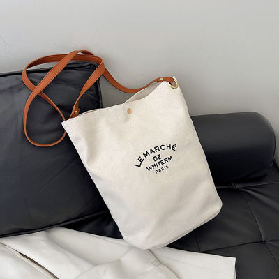 Le dernier sac de poche féminin en toile moyenne à la mode pour l'été 2024