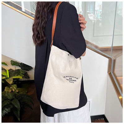 Le dernier sac de poche féminin en toile moyenne à la mode pour l'été 2024