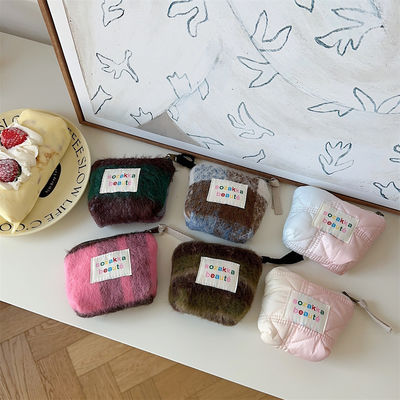 Sac cosmétique mini en peluche pour femmes portable et compact