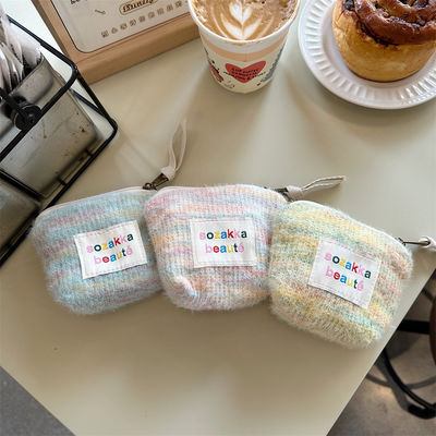 Sac cosmétique mini en peluche pour femmes portable et compact