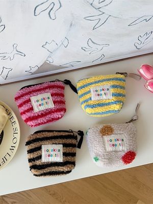 Sac cosmétique mini en peluche pour femmes portable et compact