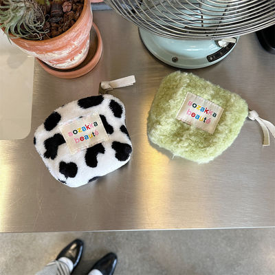 Sac cosmétique mini en peluche pour femmes portable et compact