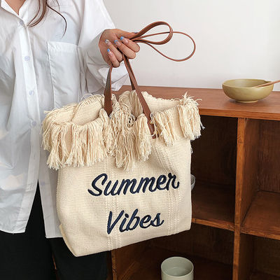 Sac à main en toile de style autruche idéal pour les sorties et les achats d'été.