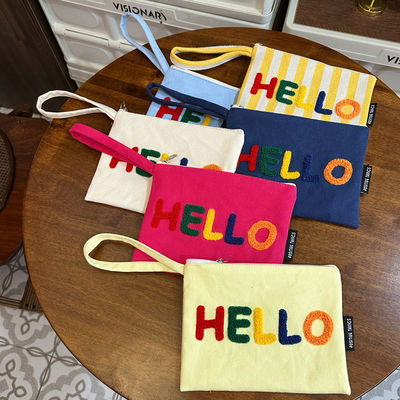 Une lettre brodée en couleurs, un sac à l'épaule, un choix fonctionnel et à la mode