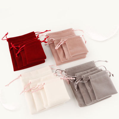 Un sac à bijoux de luxe avec un logo imprimé sur mesure et une ficelle en or