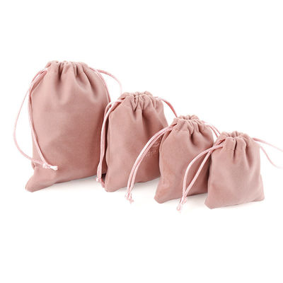 Un sac à bijoux de luxe avec un logo imprimé sur mesure et une ficelle en or