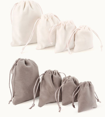 Un sac à bijoux de luxe avec un logo imprimé sur mesure et une ficelle en or