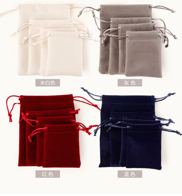 Un sac à bijoux de luxe avec un logo imprimé sur mesure et une ficelle en or