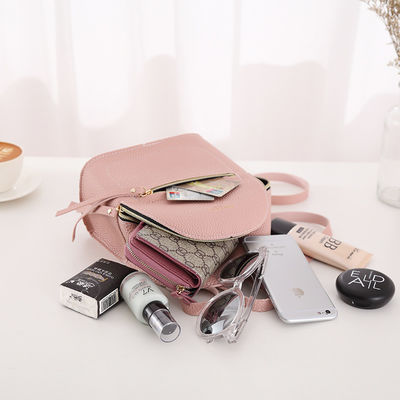 Sac d'épaule de voyage pour femmes légers avec un matériau en cuir PU durable