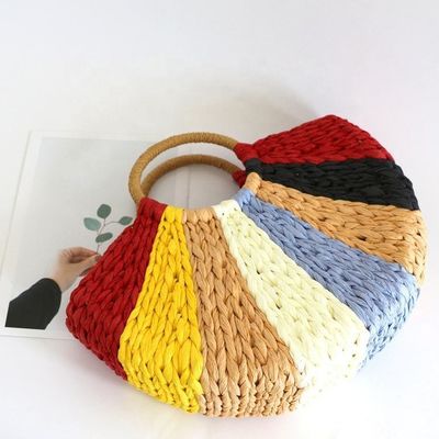 Sac cadeau arc-en-ciel collection Eco artisanal sac à main en paille tissé en rotin avec fermeture ouverte