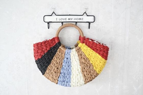 Sac cadeau arc-en-ciel collection Eco artisanal sac à main en paille tissé en rotin avec fermeture ouverte