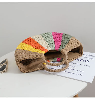 Sac cadeau arc-en-ciel collection Eco artisanal sac à main en paille tissé en rotin avec fermeture ouverte