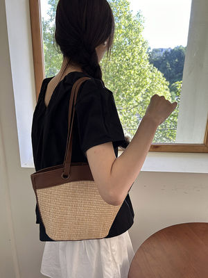 Panier de légumes sac de paille fermeture ouverte style rétro français parfait pour les vacances à la plage