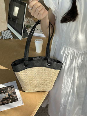 Panier de légumes sac de paille fermeture ouverte style rétro français parfait pour les vacances à la plage
