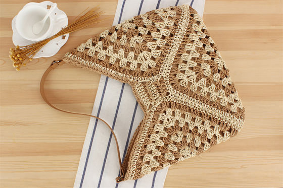 Sac de plage tissé à la main écologique pour femmes avec conception en fleurs creuses et sangle en cuir PU