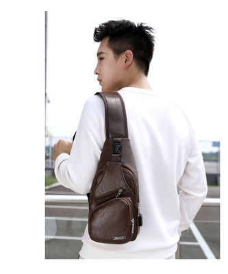 Taille personnalisée Nouveau sac à poitrine en cuir en PU pour hommes à la mode avec port de charge USB