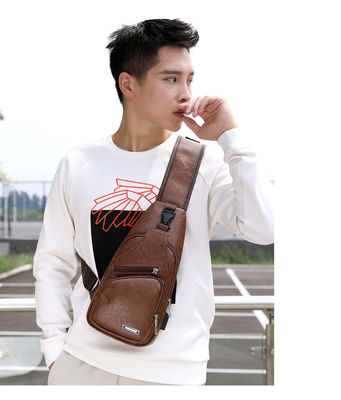 Taille personnalisée Nouveau sac à poitrine en cuir en PU pour hommes à la mode avec port de charge USB