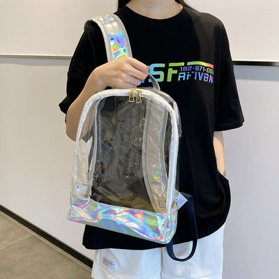 Un sac à dos en PVC transparent et élégant pour femme avec des rayures de gelée.