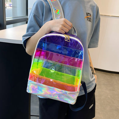 Un sac à dos en PVC transparent et élégant pour femme avec des rayures de gelée.