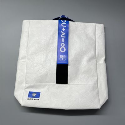 Logo imprimé personnalisé Boutique de luxe Sac cadeau en papier pour magasin OEM / ODM