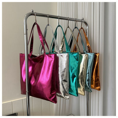 Sac à main doux, simple, de couleur solide, brillant, en cuir pour une fille mignonne.