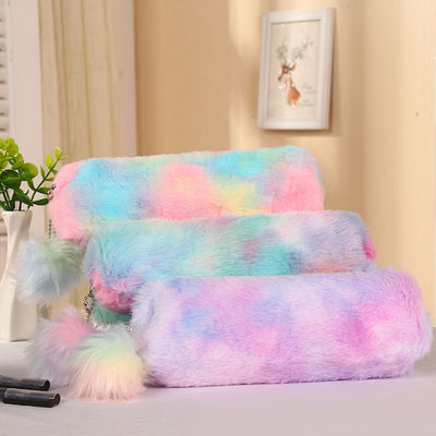 Un stylo en peluche, un sac à lettres en velours, un sac à crayons, un cœur de fille.