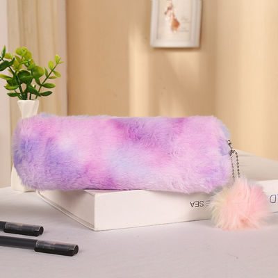 Un stylo en peluche, un sac à lettres en velours, un sac à crayons, un cœur de fille.