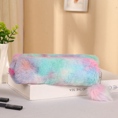 Un stylo en peluche, un sac à lettres en velours, un sac à crayons, un cœur de fille.