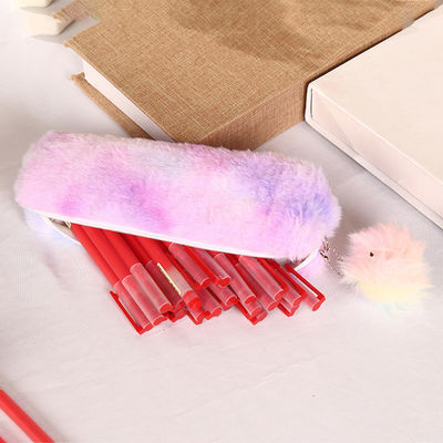 Un stylo en peluche, un sac à lettres en velours, un sac à crayons, un cœur de fille.