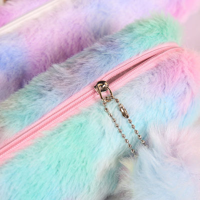 Un stylo en peluche, un sac à lettres en velours, un sac à crayons, un cœur de fille.