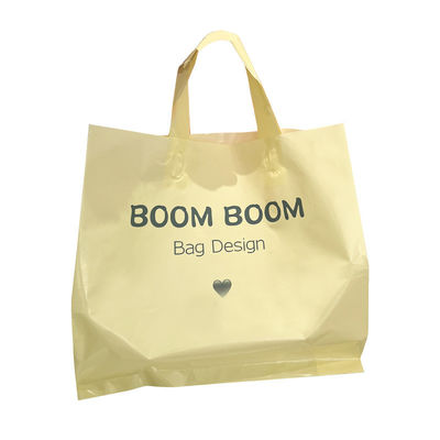 Logo personnalisé Accepté Manches à boucle douce Tote Sac de magasinage en plastique pour l'emballage de vêtements