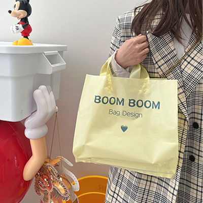 Logo personnalisé Accepté Manches à boucle douce Tote Sac de magasinage en plastique pour l'emballage de vêtements