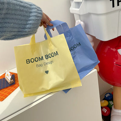 Logo personnalisé Accepté Manches à boucle douce Tote Sac de magasinage en plastique pour l'emballage de vêtements