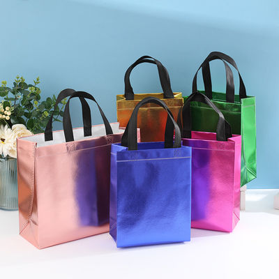 Sac de magasinage laminé non tissé de couleur personnalisée avec couleur dorée et longueur de poignée