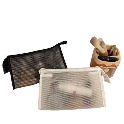 Sac de maquillage en maille de nylon simple personnalisé pour les toilettes et le stockage de cosmétiques en noir