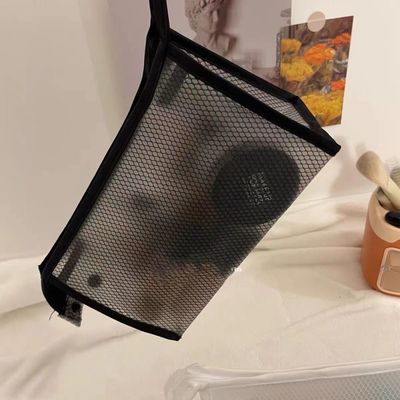 Sac de maquillage en maille de nylon simple personnalisé pour les toilettes et le stockage de cosmétiques en noir