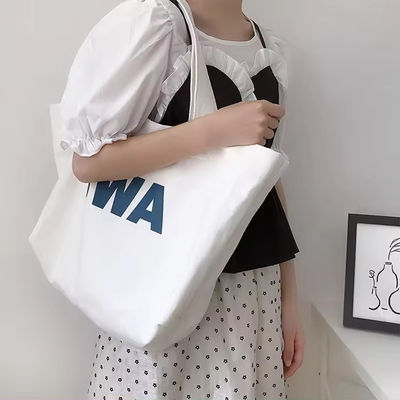 Sac de magasinage personnalisé en carton respectueux de l'environnement avec conception pliable et motif d'impression