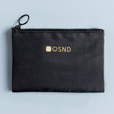 Poche à fermeture à glissière en maille noire pour transporter facilement les articles de bureau et de voyage essentiels
