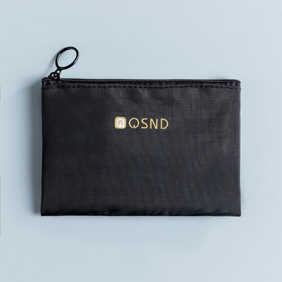 Poche à fermeture à glissière en maille noire pour transporter facilement les articles de bureau et de voyage essentiels