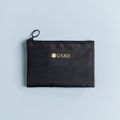 Poche à fermeture à glissière en maille noire pour transporter facilement les articles de bureau et de voyage essentiels