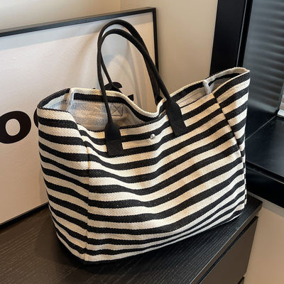 Restez à la mode et organisé avec ce sac à dos en toile pour femme