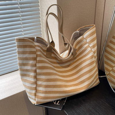 Restez à la mode et organisé avec ce sac à dos en toile pour femme