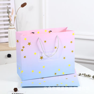 Sac de magasinage imprimé sur mesure en carton Sac cadeau en papier kraft blanc de luxe avec poignée de ruban