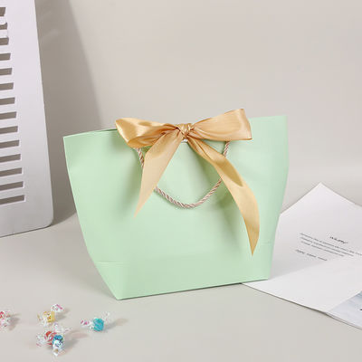 Sacs en papier cadeau Emballage avec poignée Pour les vêtements sur mesure Sacs de magasinage Emballage