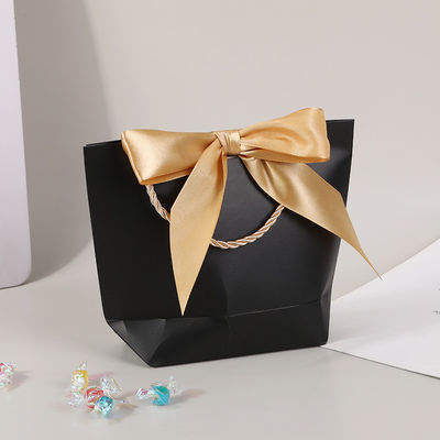 Sacs en papier cadeau Emballage avec poignée Pour les vêtements sur mesure Sacs de magasinage Emballage