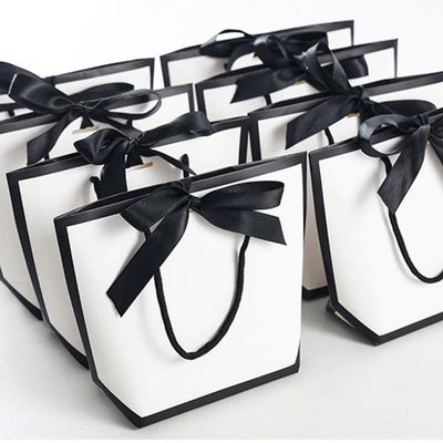 Sacs en papier cadeau Emballage avec poignée Pour les vêtements sur mesure Sacs de magasinage Emballage