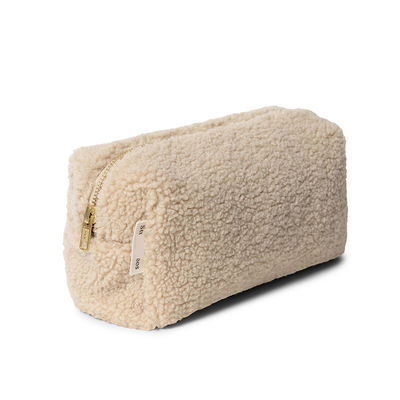 Un sac cosmétique en peluche de plusieurs couleurs, un sac de maquillage en velours de Teddy pour les déplacements.