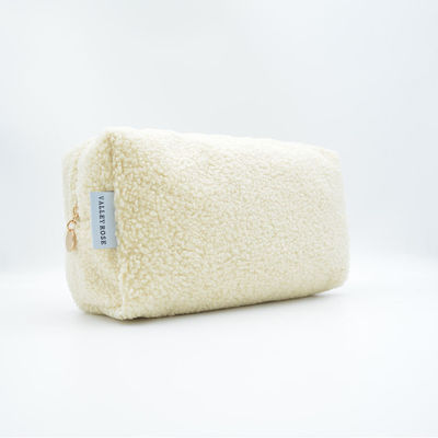 Un sac cosmétique en peluche de plusieurs couleurs, un sac de maquillage en velours de Teddy pour les déplacements.